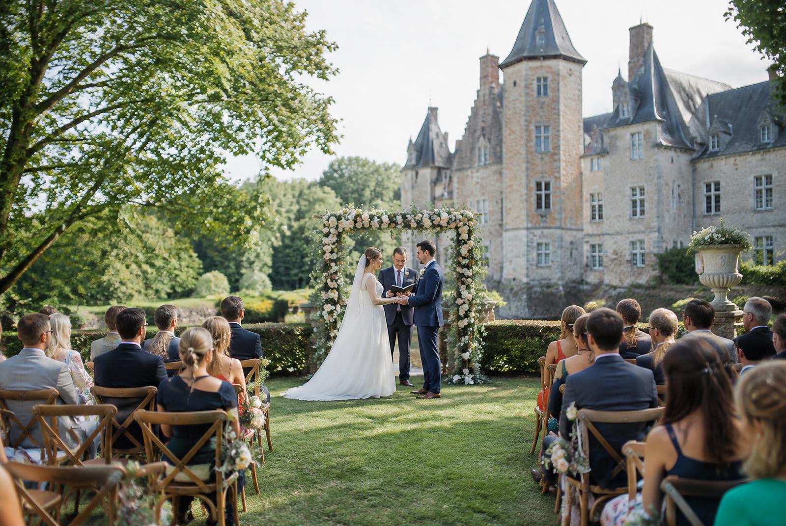 Ceremonie in een kasteeltuin